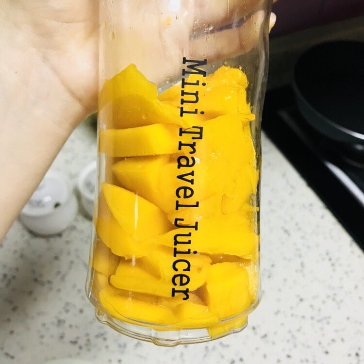 奶油芒果馅,装入榨汁杯中的芒果