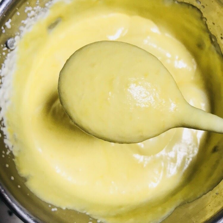 奶油芒果馅,均匀即可
香香的芒果奶油馅就成功了！可以开始造作了！开心😃！