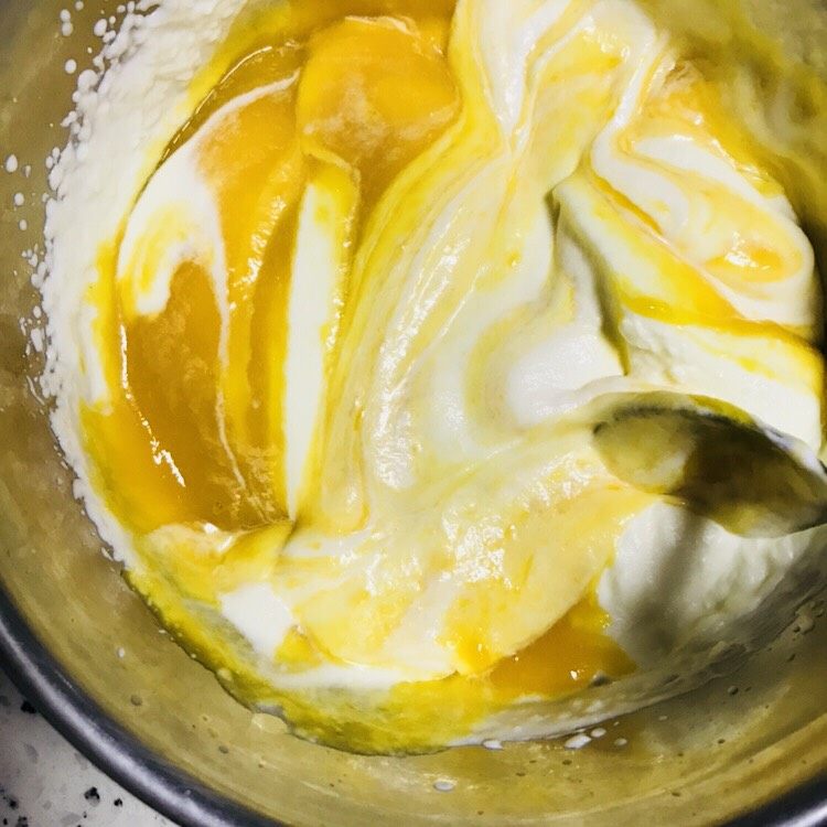 奶油芒果馅,用勺子搅拌均匀