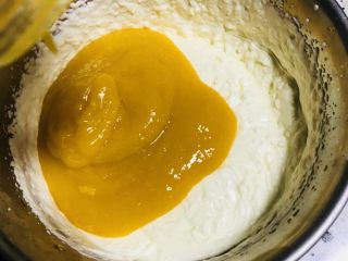 奶油芒果馅,将淡奶油从冰箱取出 倒入杯子里的芒果泥