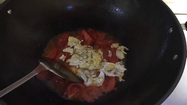 番茄炒鸡蛋,再次倒入炒好的鸡蛋拌匀