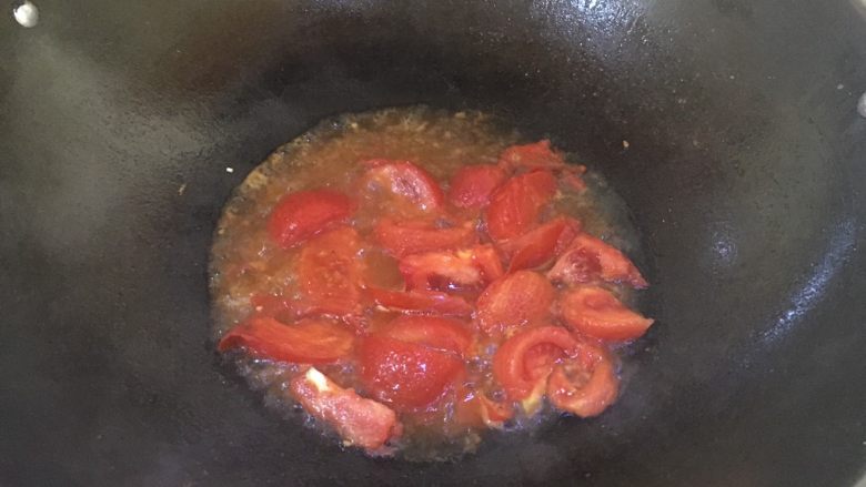 番茄炒鸡蛋,出汁后倒入水焖煮两分钟