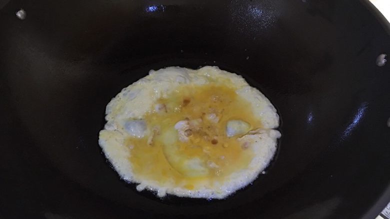 番茄炒鸡蛋,热锅，将鸡蛋倒入锅中炒熟