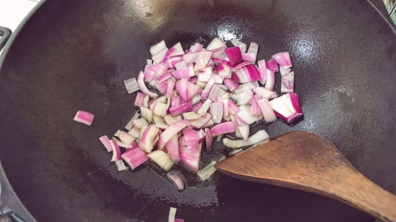 辅食24M➕：土豆咖喱牛肉,热锅，倒入少量核桃油，油热后放入洋葱，翻炒至断生
