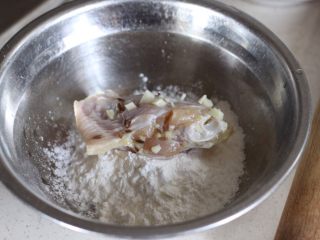 薯片鸡翅,腌好的鸡翅均匀裹上面粉