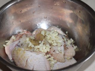 薯片鸡翅,撒上蒜末拌匀,腌制半小时以上!