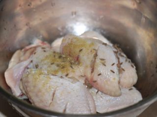 薯片鸡翅,用厨房纸擦干水份,加入盐、白胡椒粉、孜然粉