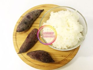 紫薯米饭,
食材：米饭、熟紫薯

2、取小模具，底部放好白米饭压实；再放好紫薯米饭压实！这样重叠2次即可；加些配菜做装饰。