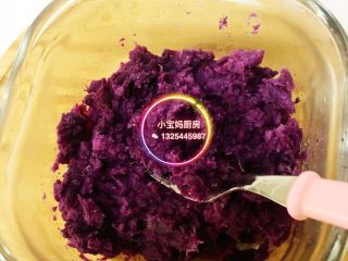 紫薯米饭,紫薯上锅蒸熟压成泥与白米饭拌好。