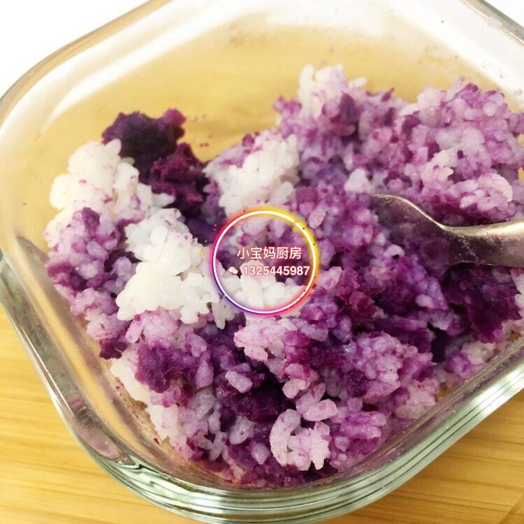 紫薯米饭,搅拌均匀