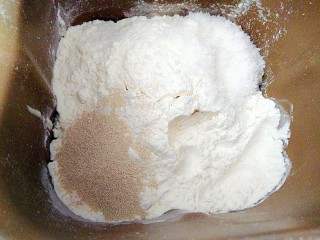 茴香素蒸包,把水，面粉和酵母粉放入面包机桶里（因为比较懒，直接不用手了）