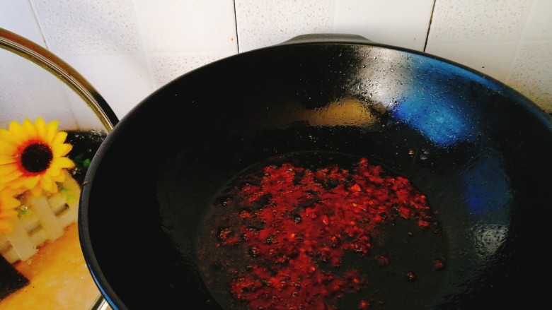 清明的应景佐酒小菜--香辣钉螺,煸炒出红油。