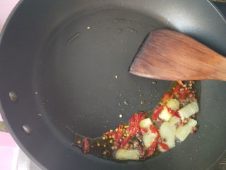 麻辣小龙虾,锅内放油，将干辣椒，花椒，生姜爆香，再放豆瓣酱炒香。（这一步忘记拍照了）