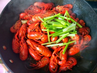 麻辣小龙虾,锅内的水烧的差不多了，放入芹菜，翻炒。