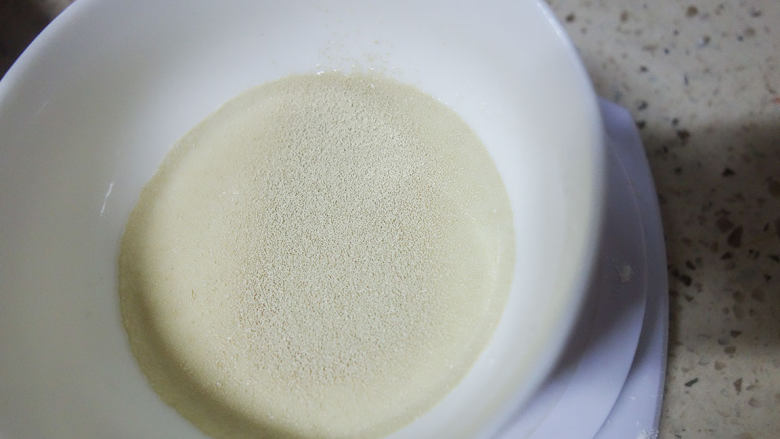 不用揉面懒人快手发糕 辅食10M+牛奶红枣发糕,准备10g温牛奶加入酵母，这个水不能太烫40度以内