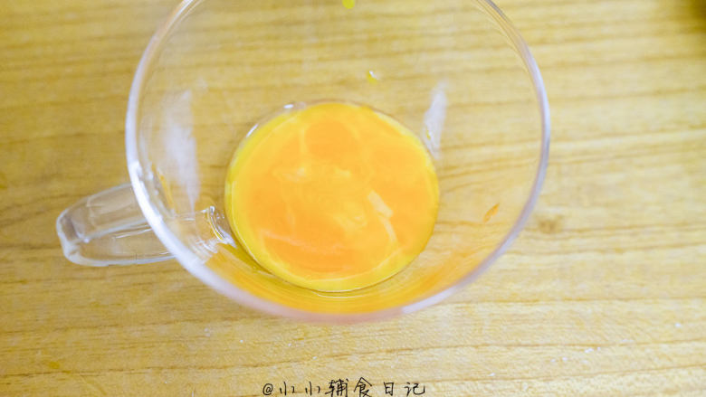 辅食8m+ 蛋黄蒸蛋 教你如何做出如布丁般的蒸蛋,鸡蛋两个分离出蛋黄备用