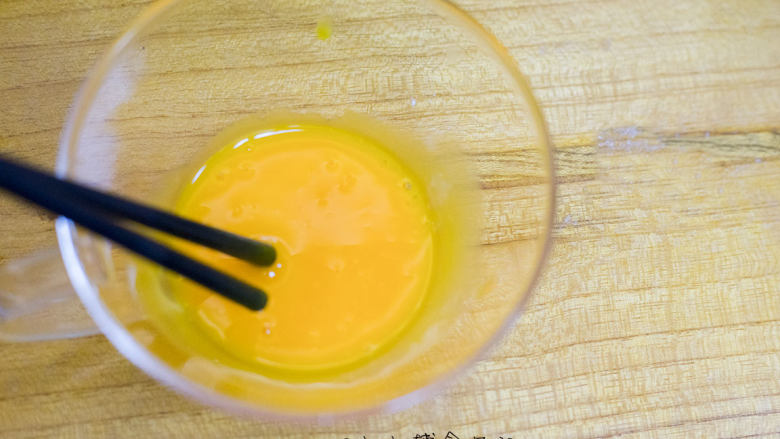 辅食8m+ 蛋黄蒸蛋 教你如何做出如布丁般的蒸蛋,用筷子将蛋黄打散