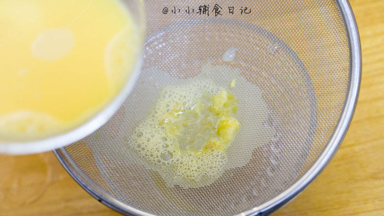 辅食8m+ 蛋黄蒸蛋 教你如何做出如布丁般的蒸蛋,然后过一下筛这样可以进一步去掉气泡