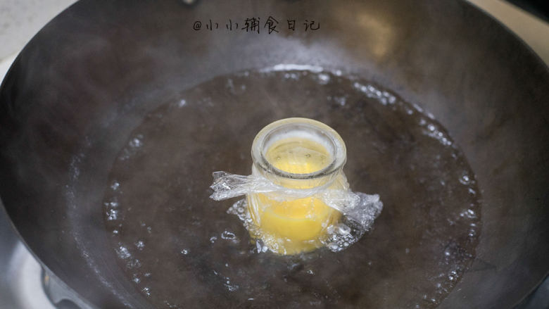 辅食8m+ 蛋黄蒸蛋 教你如何做出如布丁般的蒸蛋,	锅里水烧开放入盘子，中小火蒸15分钟左右，时间根据蛋黄蒸蛋的多少决定
