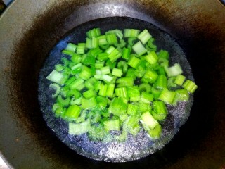 西芹虾仁,锅中放入适量清水，几滴植物油，一勺盐，烧开，放入西芹