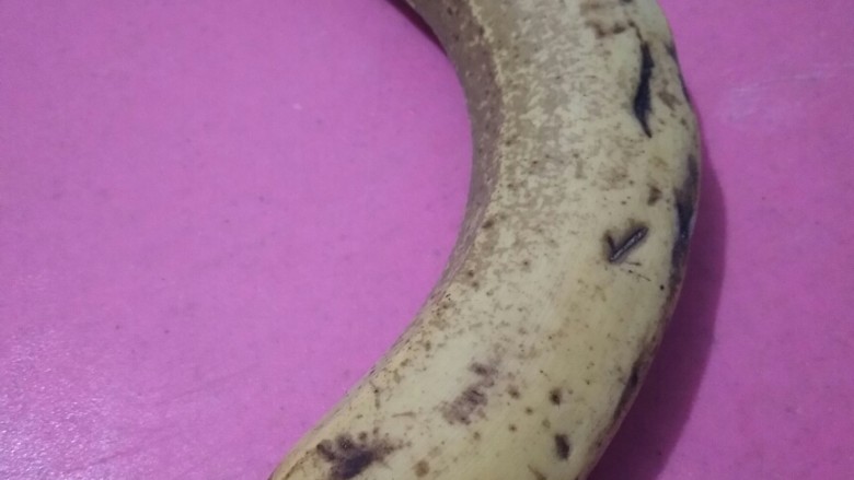 鲜香美味的香蕉松饼,拿一根熟透的老香蕉。