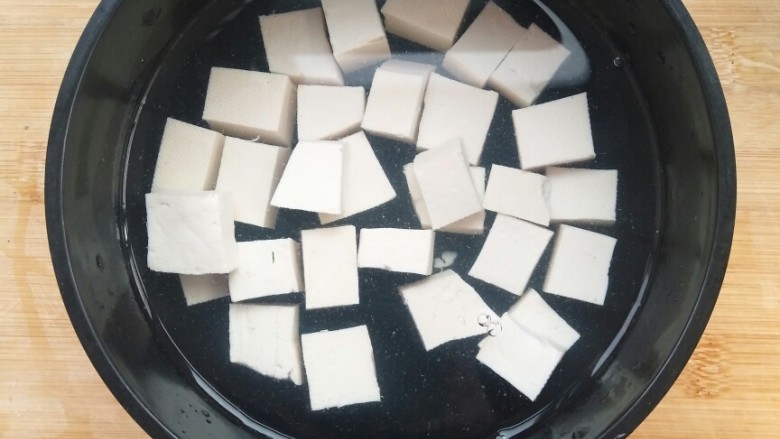 香椿豆腐,取出放凉水备用。