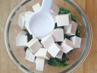 香椿豆腐,加半勺盐。