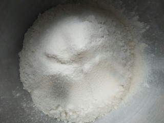 糖三角,过筛后的面粉放入容器中。