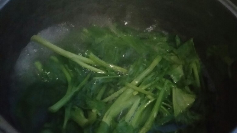 蔬菜小花卷,菠菜焯水。