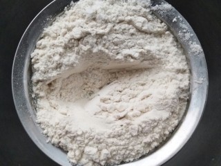 荷叶饼,面粉过筛。