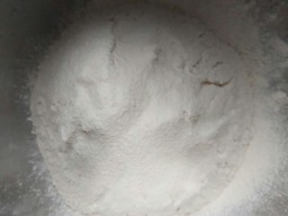 荷叶饼,过筛后的面粉放入厨师机。