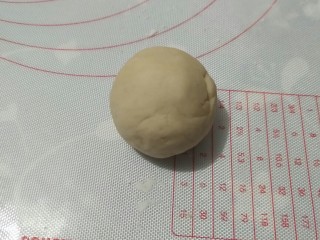 荷叶饼,揪成大小均匀的小块，并揉成圆形。