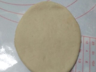 荷叶饼,将面团擀成椭圆形。