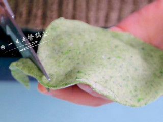 树叶蒸饺,再取一张面皮盖上，四周捏紧，用剪刀剪出叶子性状。