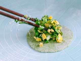 树叶蒸饺,将面粉揪成一个个剂子，搓圆，擀薄，中间放上馅。