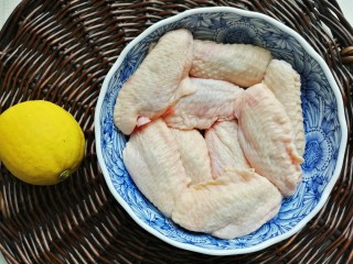 照烧柠檬鸡翅,准备好鸡翅和柠檬。