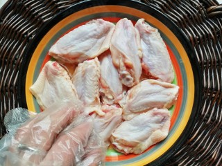 照烧柠檬鸡翅,戴上一次性手套，抓匀后腌制一个小时。