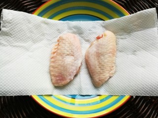 照烧柠檬鸡翅,腌好后用厨房纸吸干水份。