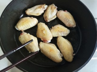 照烧柠檬鸡翅,中小火慢慢煎制，一面煎后翻面再煎另一面。