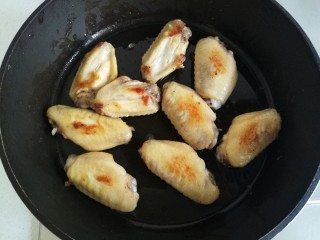 照烧柠檬鸡翅,把鸡翅煎至两面金黄后。
