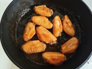 照烧柠檬鸡翅,中途再把鸡翅翻个面，收汁后关火。