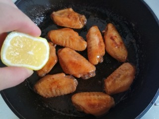 照烧柠檬鸡翅,往鸡翅上挤入适量柠檬汁，即可装盘。