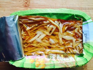 #菌类料理#金针菇拌海蜇,即食金针菇一盒，包装盒上有条形码所以就这样拍一张
