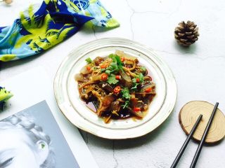 #菌类料理#金针菇拌海蜇,把剩下的香菜、小米椒撒上，最后撒上熟白芝麻