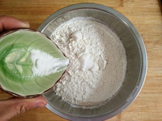 手擀面,在面粉中加入少量的盐，搅拌均匀。（加盐是为了让面更加有筋性）