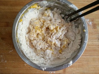 手擀面,在面粉中打入鸡蛋，用筷子搅拌成雪花状。