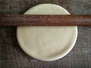 手擀面,在案板上撒些干面粉，俗称“薄面”。将“醒好”的面团放到案板上后再揉一揉，用擀面杖将面团压扁。
