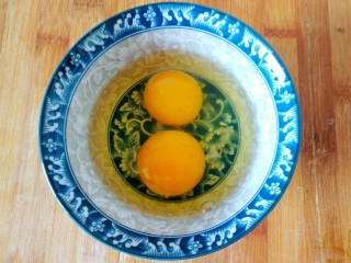韭菜鸡蛋饺子,鸡蛋打入碗里