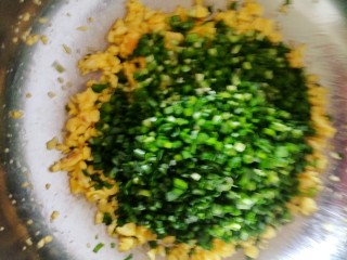 韭菜鸡蛋饺子,把切好的韭菜放入煎熟的鸡蛋上