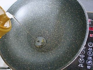 双椒炒鱿鱼🐟,麦饭石锅放入适量的油